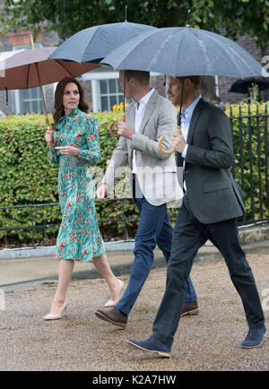 London, Großbritannien. 30 Aug, 2017. Prinz William (C), der Herzog von Cambridge, und seine Frau Katharina, die Herzogin von Cambridge und Prinz Harry an der weißen Garten auf dem Gelände des Kensington Palace in London, Großbritannien am 12.08.30, 2017 der 20. Jahrestag des Todes von Prinzessin Diana zu gedenken. Quelle: Xinhua/Alamy leben Nachrichten Stockfoto