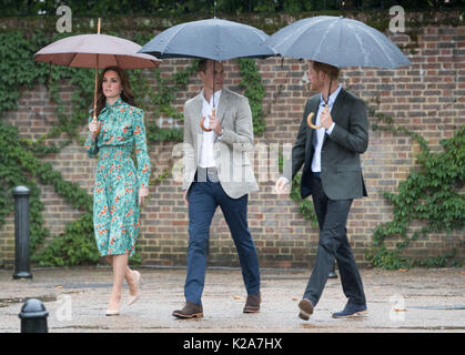 London, Großbritannien. 30 Aug, 2017. Prinz William (C), der Herzog von Cambridge, und seine Frau Katharina, die Herzogin von Cambridge und Prinz Harry an der weißen Garten auf dem Gelände des Kensington Palace in London, Großbritannien am 12.08.30, 2017 der 20. Jahrestag des Todes von Prinzessin Diana zu gedenken. Quelle: Xinhua/Alamy leben Nachrichten Stockfoto