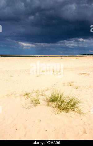 Dunkle Gewitterwolken mit Regen über Holkham Beach, Norfolk, Großbritannien. Stockfoto