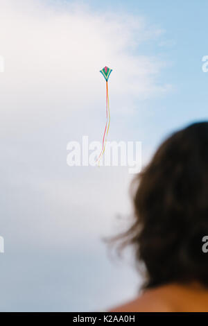 Mädchen aufpassen Drachen Flug Stockfoto