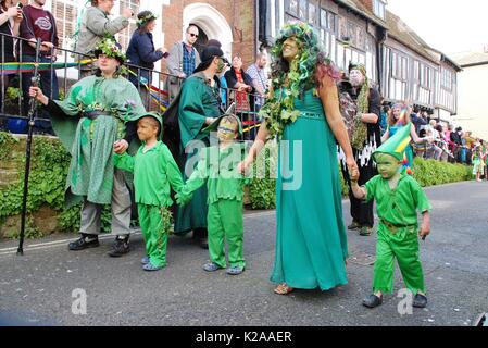 Kostümierte Menschen Parade durch die Altstadt während der jährlichen Jack Im Grünen Festival in Hastings, England am 5. Mai 2014. Stockfoto