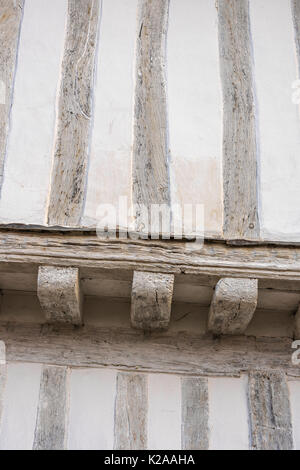 Lavenham Suffolk UK, Details von mittelalterlichen, mit Kalk getünchten Eichenbalken an der mit einem Jetdoch versehenen Vorderseite des Guildhall in Lavenham, Suffolk. Stockfoto