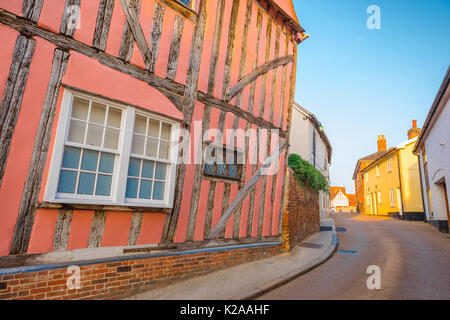 Lavenham-Gebäude, Außenansicht eines typischen mittelalterlichen rosa Fachwerkhauses in Market Lane, Lavenham, Suffolk, England. Stockfoto