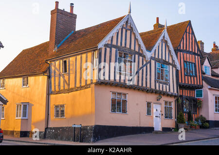 Lavenham Suffolk, Blick auf die Fassade mittelalterlicher Fachwerkhäuser in der Lavenham High Street, Suffolk, England. Stockfoto