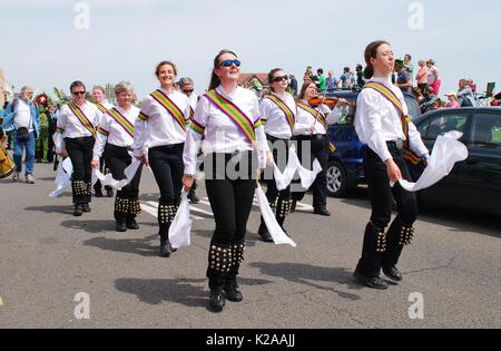 Die neue Esperance morris Tänzer während der Parade auf der West Hill an der Buchse Im Grünen Festival in Hastings, England am 5. Mai 2014. Stockfoto