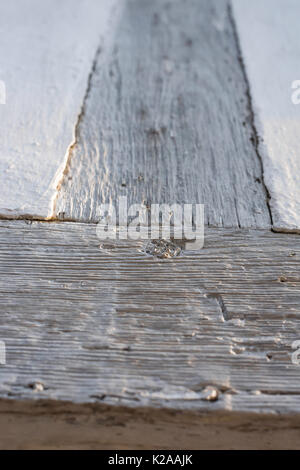 Lavenham: Mittelalterliches Suffolk, Details eines mittelalterlichen, mit Kalkstein getünchten Eichenbalkens an der Vorderseite des Guildhall in Lavenham, Suffolk, England, Großbritannien Stockfoto