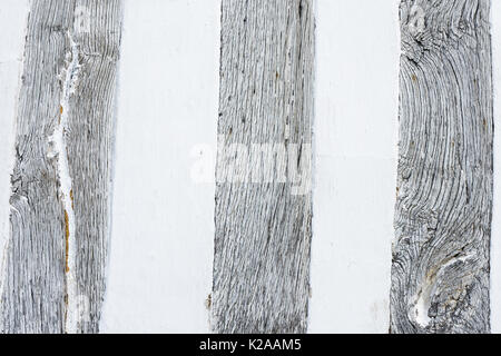 Mittelalterliches England, Details traditioneller mittelalterlicher kalkgetünchter Eichenbalken an der Vorderseite des Guildhall-Gebäudes in Lavenham, Suffolk, England, Großbritannien Stockfoto