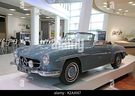 Mercedes-Benz 190SL Cabriolet (1958), Mercedes-Benz World, Brooklands, Weybridge, Surrey, England, Großbritannien, Großbritannien, Großbritannien, Großbritannien, Europa Stockfoto