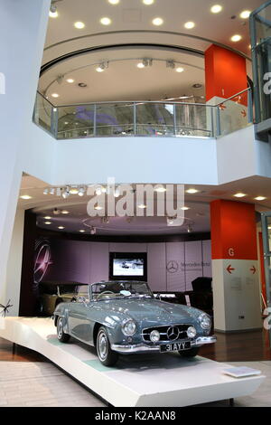 Mercedes-Benz 190SL Cabriolet (1958), Mercedes-Benz World, Brooklands, Weybridge, Surrey, England, Großbritannien, Großbritannien, Großbritannien, Großbritannien, Europa Stockfoto