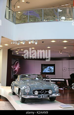 Mercedes-Benz 190SL Cabriolet (1958), Mercedes-Benz World, Brooklands, Weybridge, Surrey, England, Großbritannien, Großbritannien, Großbritannien, Großbritannien, Europa Stockfoto