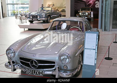 Mercedes-Benz 300SL „Gullwing“ Coupe (1955), Mercedes-Benz World, Brooklands, Weybridge, Surrey, England, Großbritannien, Großbritannien, Großbritannien, Großbritannien, Europa Stockfoto