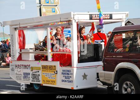 Bethanien Hill, Hastings Altstadt Carnival Queen, nimmt teil an einer Parade entlang der Strandpromenade in Hastings, England am 10 August, 2013. Stockfoto