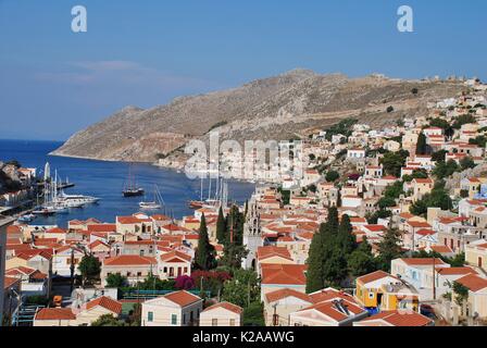 Von oben auf den Yialos Hafen auf der griechischen Insel Symi am 17. Juni 2011. Stockfoto