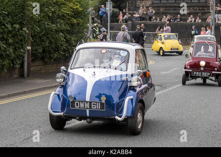 1958 50s blaue BMW Isetta auf dem Ormskirk MotorFest mit Oldtimern und Bubble Cars im historischen Stadtzentrum, in Lancashire, UK Ormskirk MotorFest Event. Stockfoto