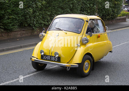Gelber BMW Isetta Standard-Bubble-Wagen beim Ormskirk MotorFest 2017 am Sonntag, 27. August. 300 Oldtimer, 1950s Bubble Car Microcar. Auf den Straßen im Stadtzentrum und im Coronation Park standen Oldtimer aus allen Epochen des Motorsports, die die Menschen bewundern können. Stockfoto