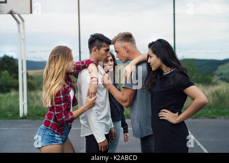 Jugendliche auf dem Spielplatz an der Suche mit Hass. Stockfoto