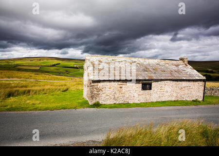 Ein strassenrand Scheune in Arkengarthdale in den Yorkshire Dales National Park, Großbritannien. Stockfoto