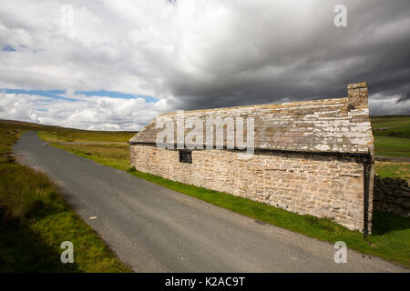 Ein strassenrand Scheune in Arkengarthdale in den Yorkshire Dales National Park, Großbritannien. Stockfoto