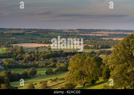 Hohe Blick über sonnenbeschienene Wharfe Tal, mit Pool in Bösingen Dorf- & Arthington Viadukt in einer malerischen Landschaft - Yorkshire, England, UK. Stockfoto