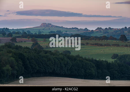 Anzeigen unter rosa Himmel bei Sonnenuntergang & über Rollenackerland Felder, von Almscliffe Crag, einem markanten hohen Felsvorsprung - North Yorkshire, England, UK. Stockfoto