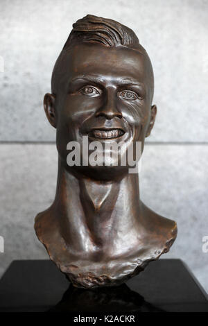 Eine allgemeine Ansicht der Cristiano Ronaldo Cristiano Ronaldo statue am internationalen Flughafen von Madeira Stockfoto