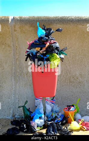 Überquellenden hund Abfall Mülleimer, Hunstanton, Norfolk, England Stockfoto