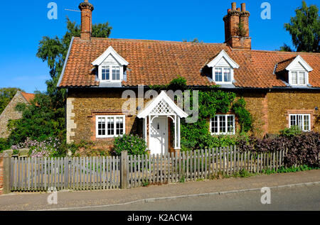 Hübschen Cottages im Castle Rising, West Norfolk, England Stockfoto