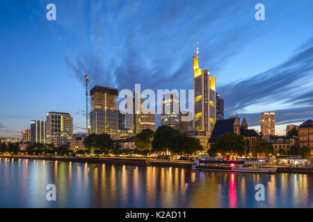 Frankfurt Night City Skyline bei Business District, Frankfurt, Deutschland Stockfoto
