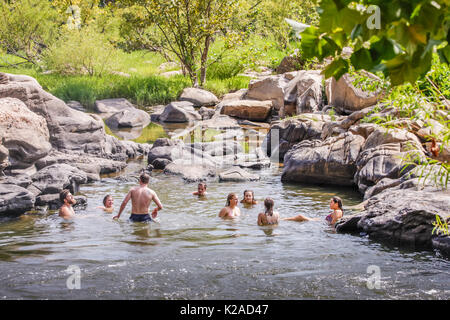 Junge Erwachsene Abkühlung der James River, Richmond, Virginia - August 2017. Stockfoto