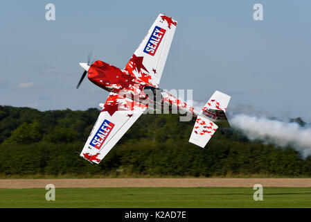 Mark Jefferies Kunstflugpilot fliegt Extra 300 auf der Little Gransden Children in Need Airshow. Messerkante Stunt abheben Stockfoto