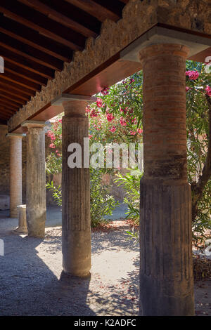 Schöne Terrasse mit Garten im Haus von Amorini Dorati in Pompeji, Italien Stockfoto