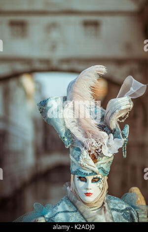 Kostümierte Dame an der Seufzerbrücke während des Karnevals von Venedig, Italien Stockfoto