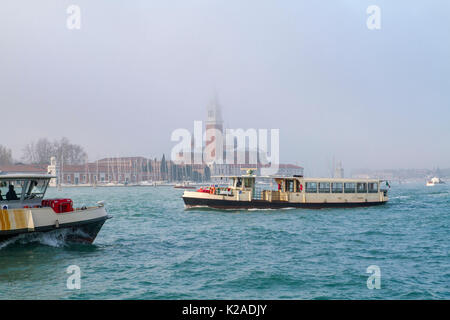 Vaporetto-Fähre am Canal Grande, Venedig, Italien Stockfoto