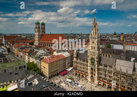 Die Skyline der Stadt mit der Frauenkirche und Neues Rathaus oder Neues Rathaus, München, Bayern, Deutschland Stockfoto