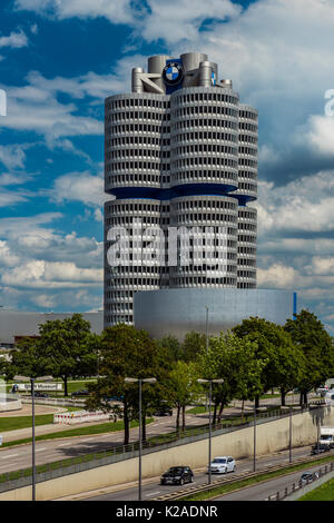 BMW-Zentrale oder BMW-Hochhaus, München, Bayern, Deutschland Stockfoto