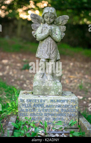 Alte beten Stein Engel Statue auf einem Friedhof in Großbritannien Stockfoto