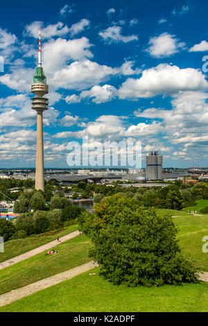 Olympiaturm und BMW-Hochhaus im Hintergrund, Olympiapark, München, Bayern, Deutschland Stockfoto