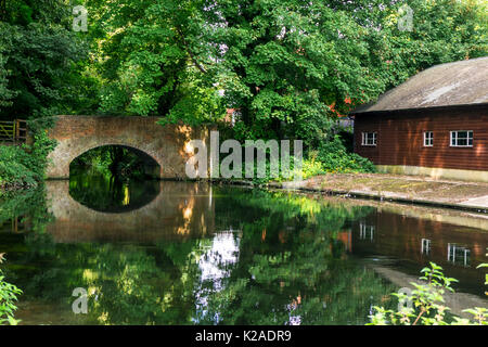 Brücke über den Itchen River entlang der Itchen Navigation in Winchester, Hampshire 2017, Großbritannien Stockfoto