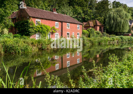 Riverside Cottage entlang des Flusses Itchen Navigation, Winchester, Hampshire 2017, Großbritannien Stockfoto