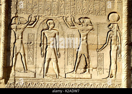 Wandreliefs aus dem Tempel von Esna. Ägypten Stockfoto