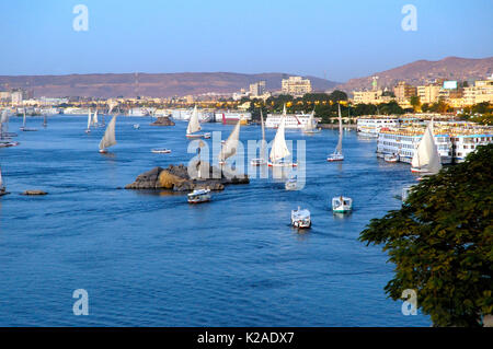 Der Nil mit feluccas und Kreuzfahrtschiffe in Assuan. Ägypten Stockfoto