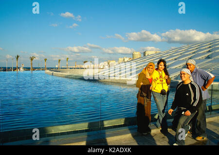 Der Biblioteca Alexandrina (die Bibliothek von Alexandria) wurde im Jahr 2002 abgeschlossen. Es steht in der Nähe der ursprünglichen großen Bibliothek von Alexandria. Ägypten Stockfoto