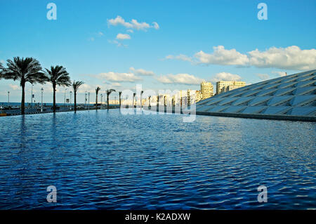 Der Biblioteca Alexandrina (die Bibliothek von Alexandria) wurde im Jahr 2002 abgeschlossen. Es steht in der Nähe der ursprünglichen großen Bibliothek von Alexandria. Ägypten Stockfoto