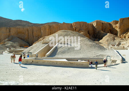 Gräber im Tal der Könige. Der Eingang zum Grab von Ramses VI. und auf der rechten Seite der Eingang zum Grab von Tutanchamun. Theben. Ägypten Stockfoto