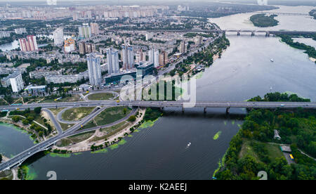 Wohnviertel in einer großen Metropole mit Kreuzungen und Häuser in der Nähe von Dnjepr in Kiew, Ukraine. Luftaufnahme. Von oben. Stockfoto