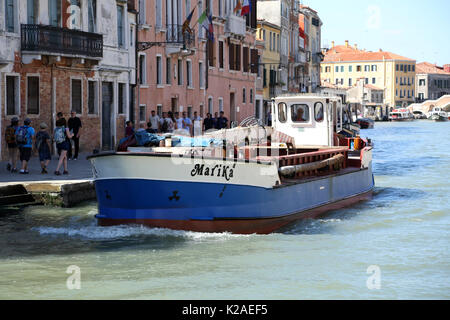 21. September 2015 - Alltag Boote auf den Kanälen von Venedig, Italien. Stockfoto