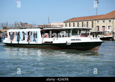 21. September 2015 - Alltag Boote auf den Kanälen von Venedig, Italien. Stockfoto