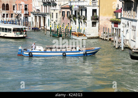 21. September 2015 - Alltag Boote auf den Kanälen von Venedig, Italien. Stockfoto