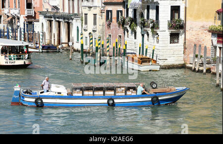 21. September 2015 - Alltag Boote auf den Kanälen von Venedig, Italien. Stockfoto