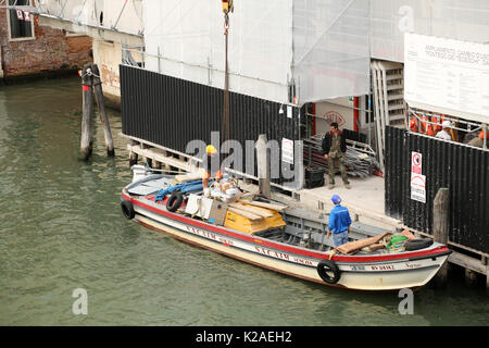 21. September 2015 - Alltag Boote auf den Kanälen von Venedig, Italien. Stockfoto